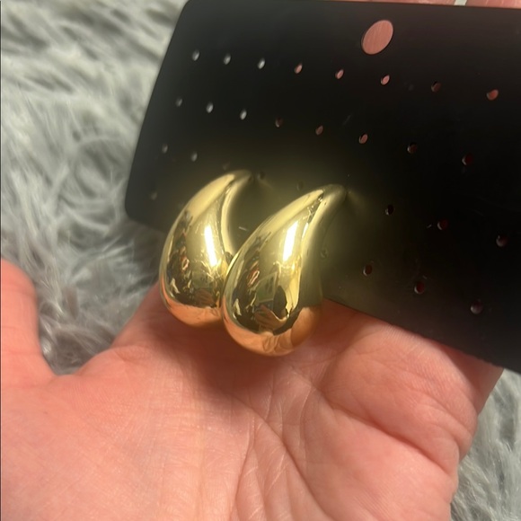 New Gold Teardrop Earrings! - Picture 5 of 10